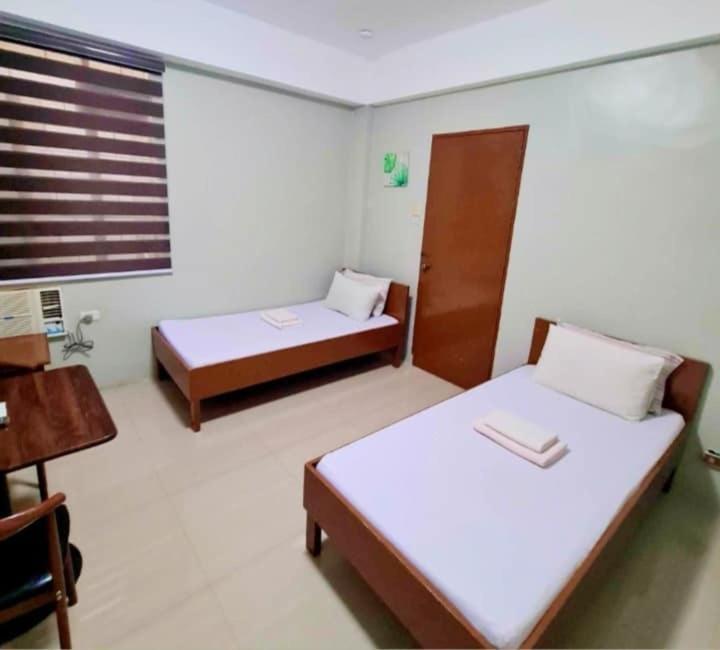 Brielles Travellers Inn Тагбиларан Сити Екстериор снимка