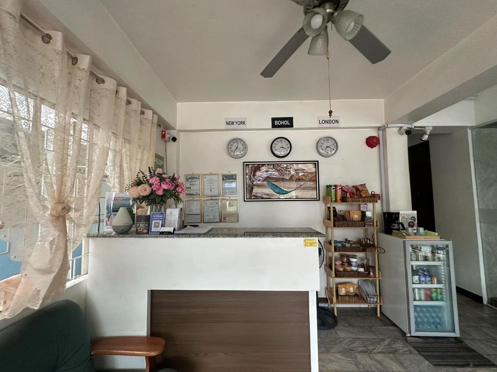 Brielles Travellers Inn Тагбиларан Сити Екстериор снимка