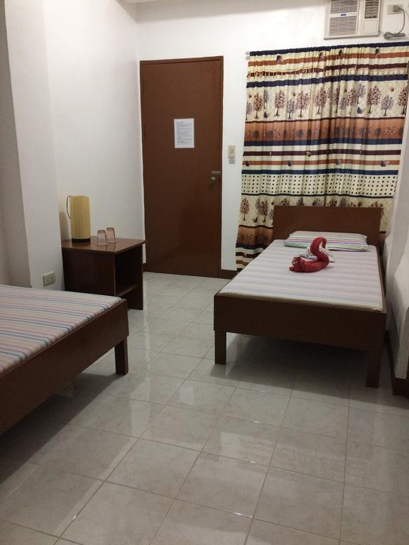 Brielles Travellers Inn Тагбиларан Сити Екстериор снимка