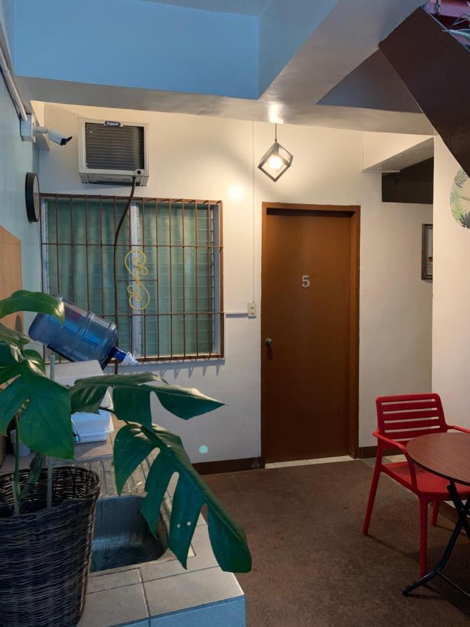 Brielles Travellers Inn Тагбиларан Сити Екстериор снимка